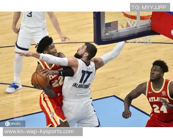 老鹰与灰熊激战正酣24小时直播精彩瞬间回顾与分析